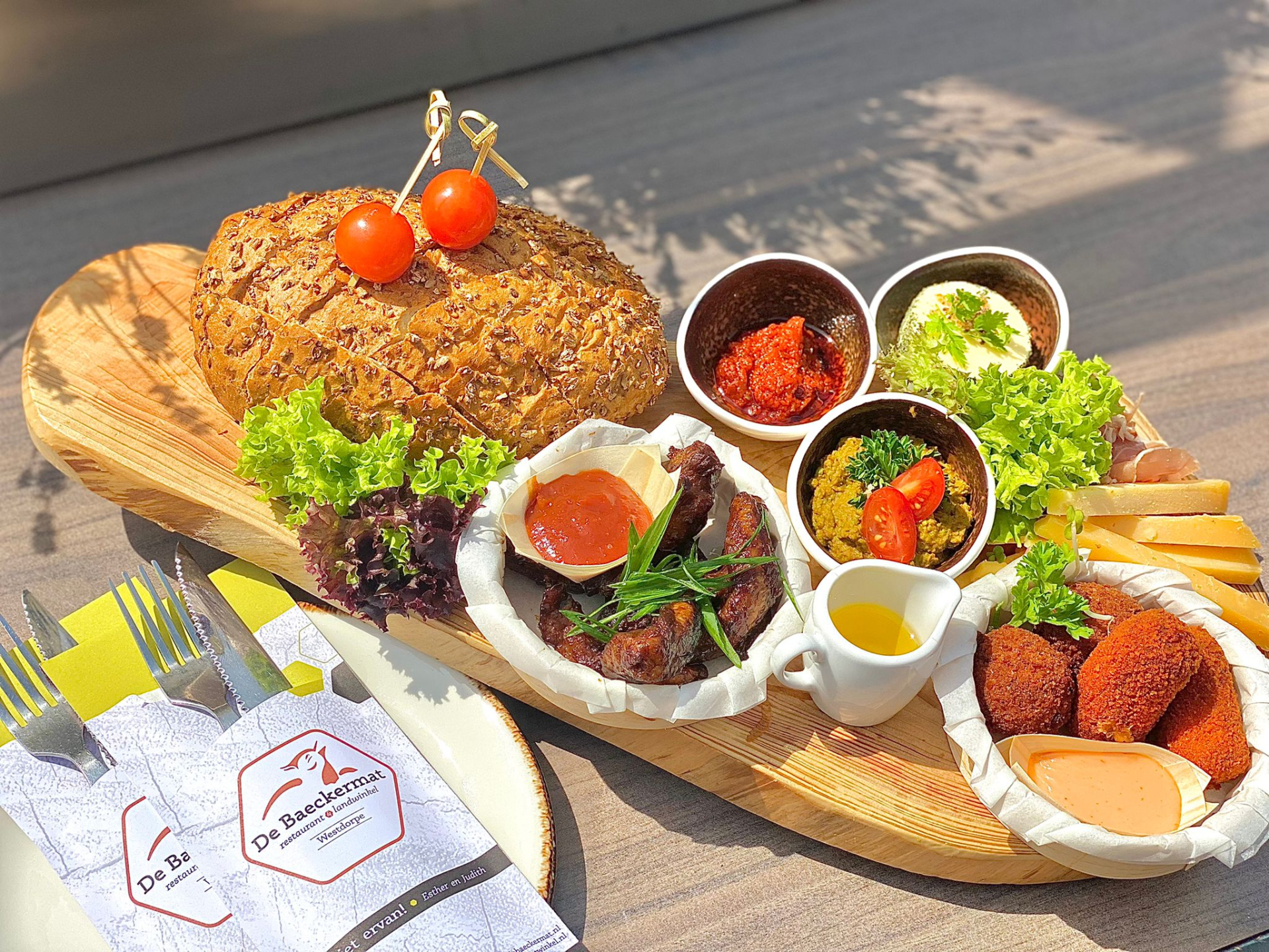 Borrelplank met streekproducten